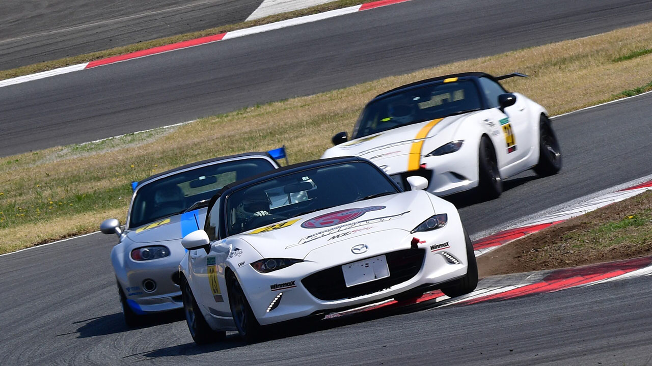 夜の街を走るスポーツカー