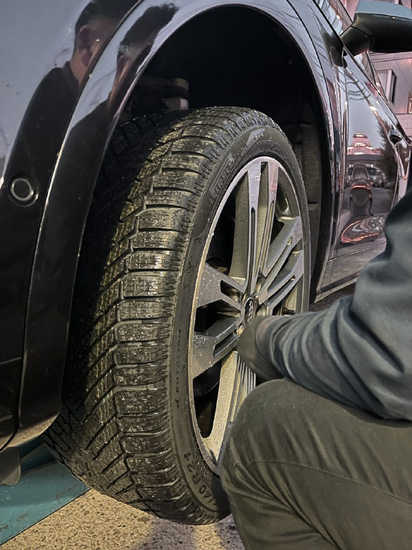 整備工場で点検するメカニック