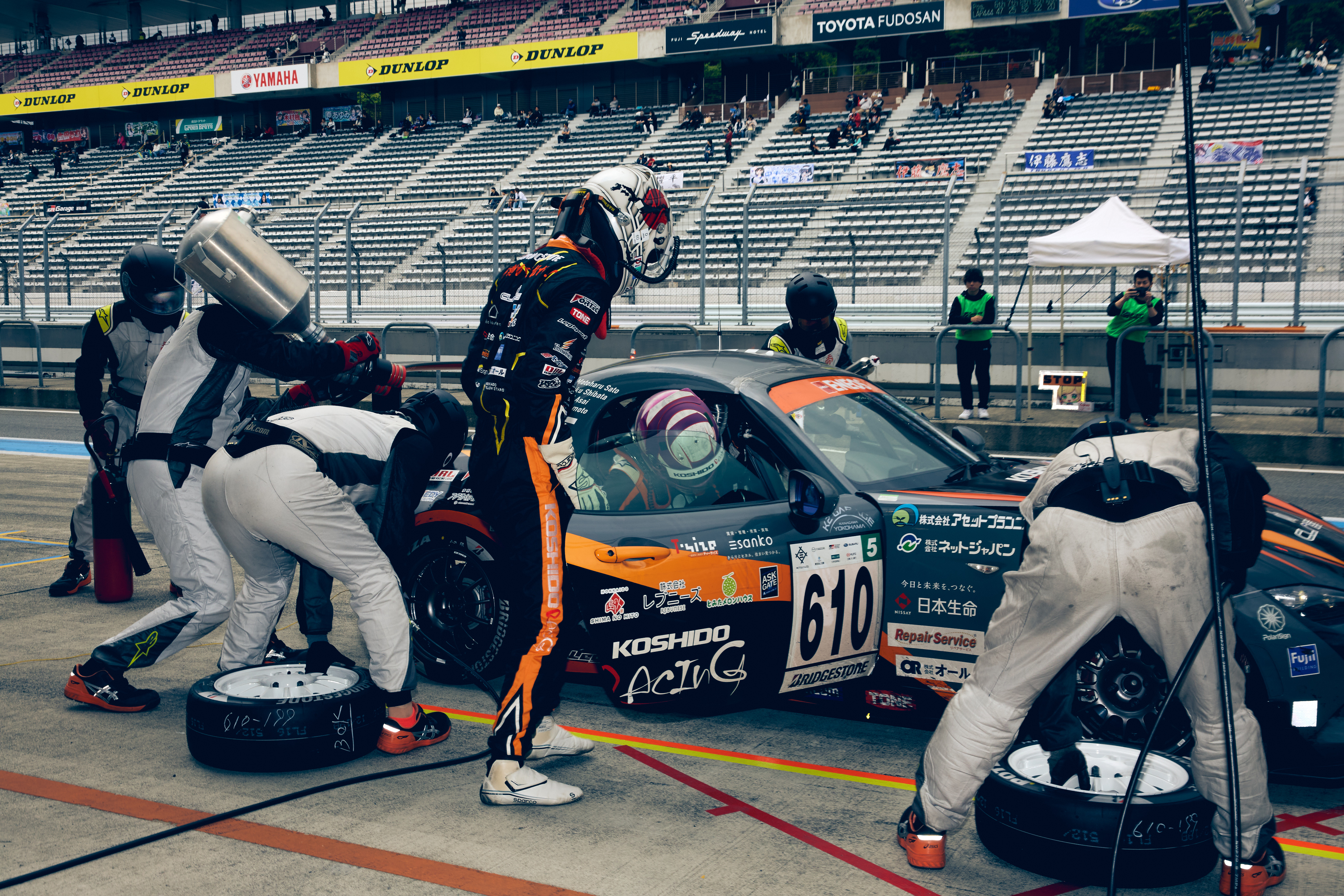 表彰台に立つK2 GARAGEチーム