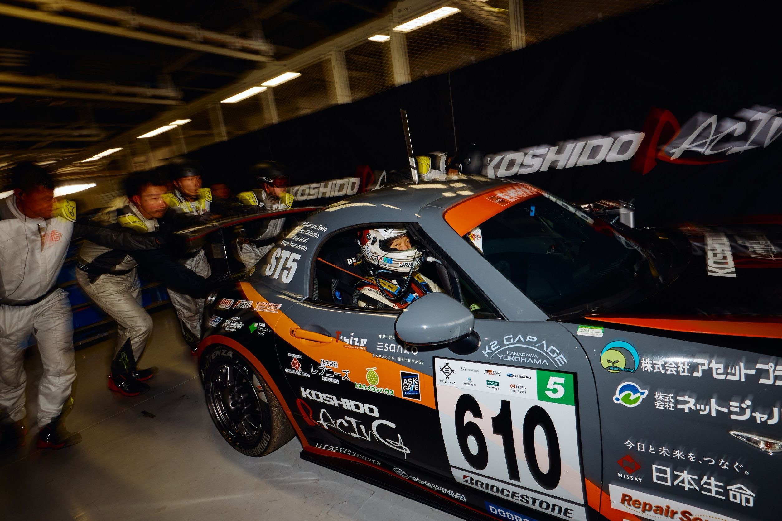 鈴鹿サーキットを走行するK2 GARAGEのマシン